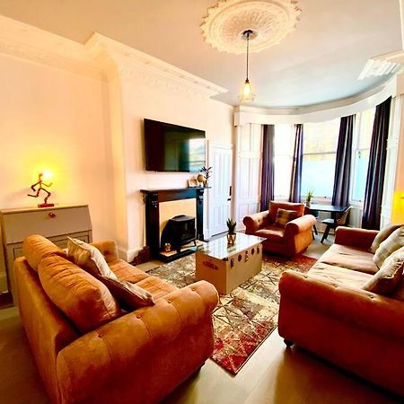 Anchored Homely Apartment In Historic Centre Paisley Eksteriør billede