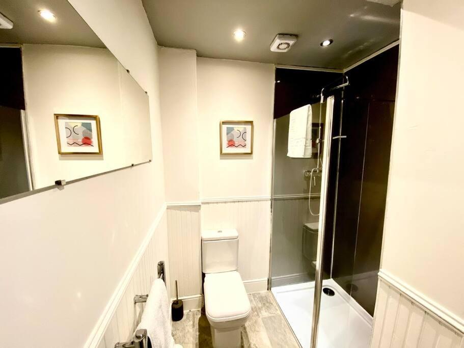 Anchored Homely Apartment In Historic Centre Paisley Eksteriør billede
