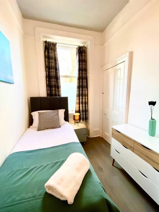 Anchored Homely Apartment In Historic Centre Paisley Eksteriør billede