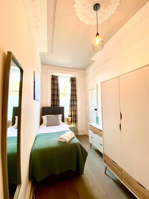 Anchored Homely Apartment In Historic Centre Paisley Eksteriør billede