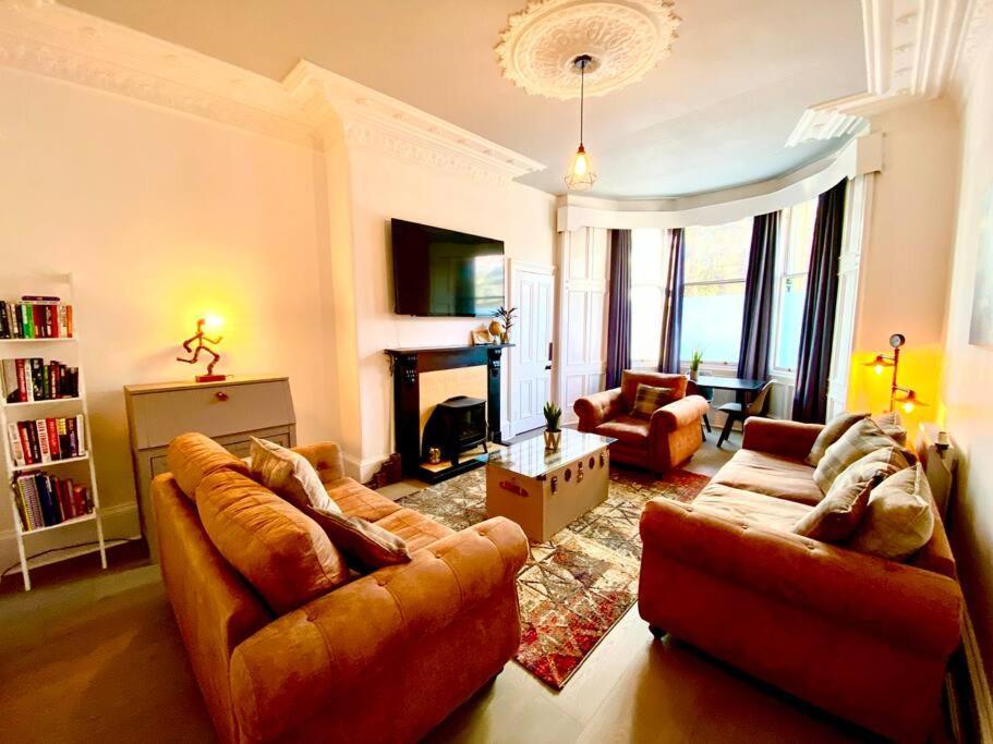 Anchored Homely Apartment In Historic Centre Paisley Eksteriør billede