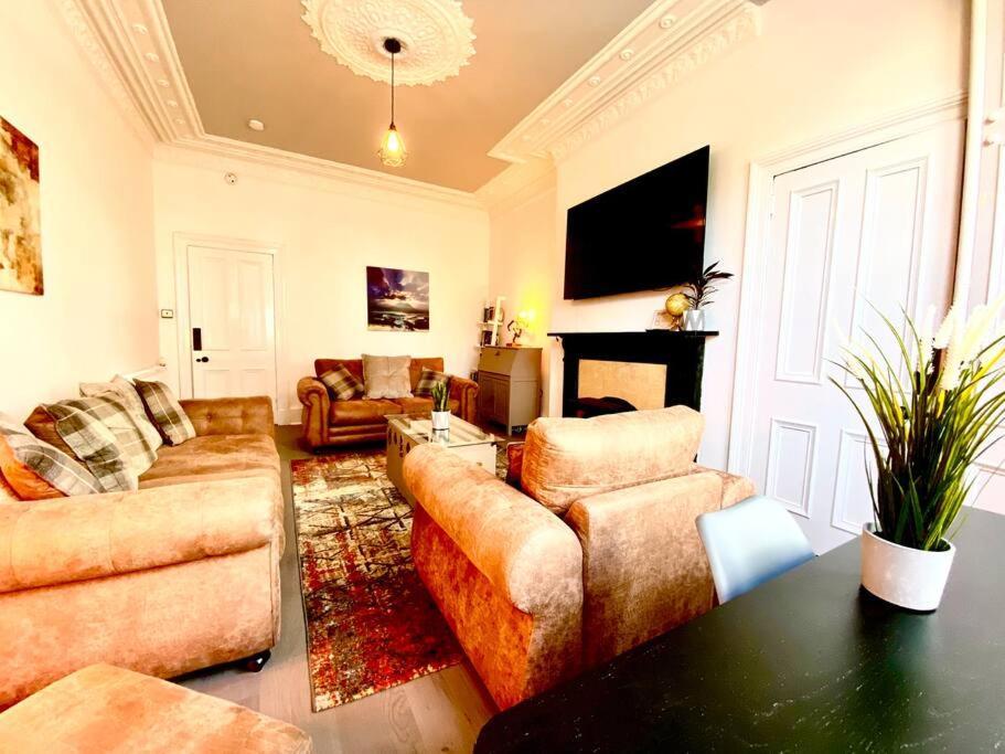 Anchored Homely Apartment In Historic Centre Paisley Eksteriør billede