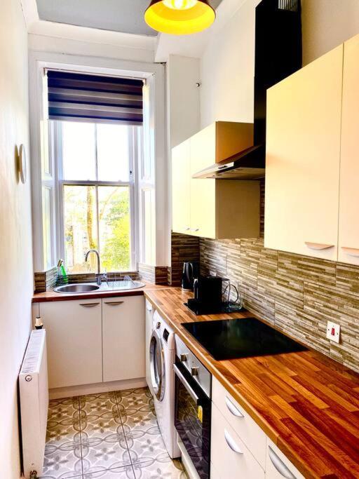 Anchored Homely Apartment In Historic Centre Paisley Eksteriør billede