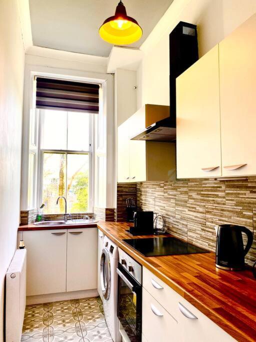 Anchored Homely Apartment In Historic Centre Paisley Eksteriør billede