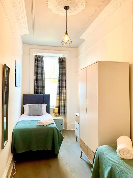 Anchored Homely Apartment In Historic Centre Paisley Eksteriør billede