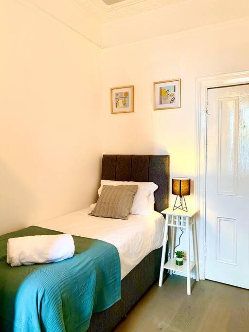 Anchored Homely Apartment In Historic Centre Paisley Eksteriør billede