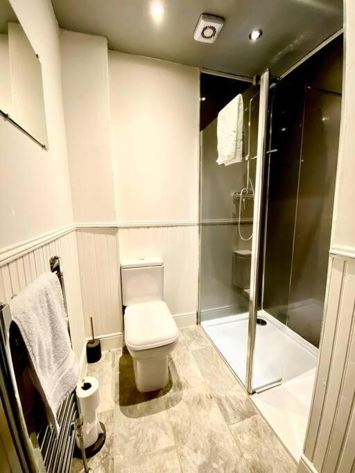 Anchored Homely Apartment In Historic Centre Paisley Eksteriør billede